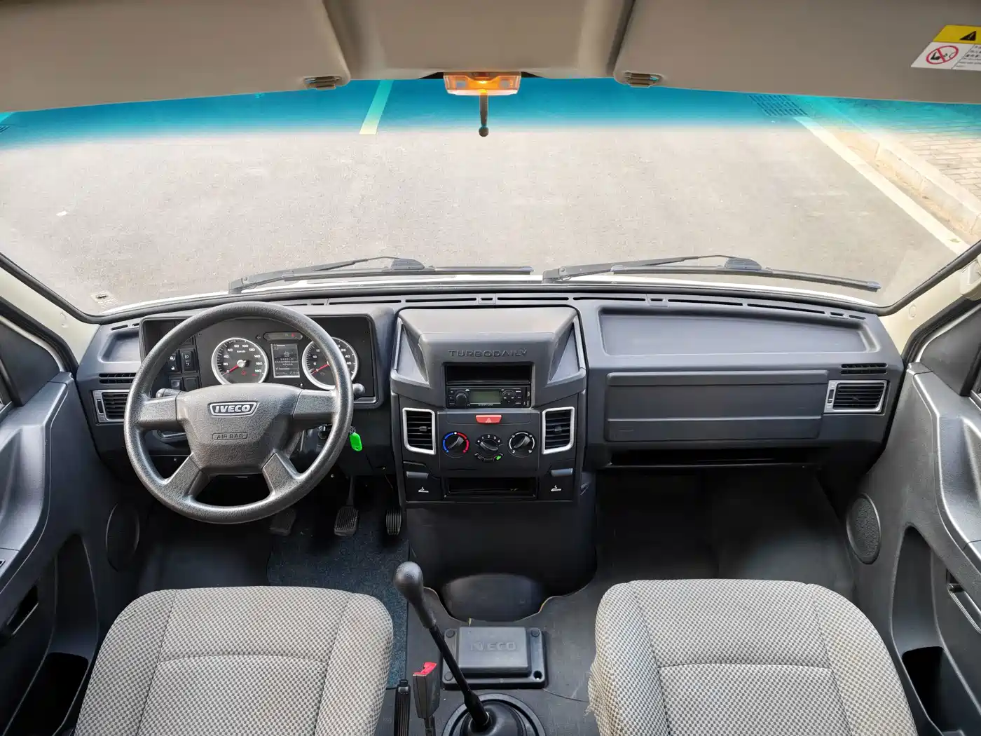 Iveco Daily 2023 2022 2.5T A37 M1 Bus 5-9 Seats Long Wheelbase Medium Roof Dual Tire Sliding Door