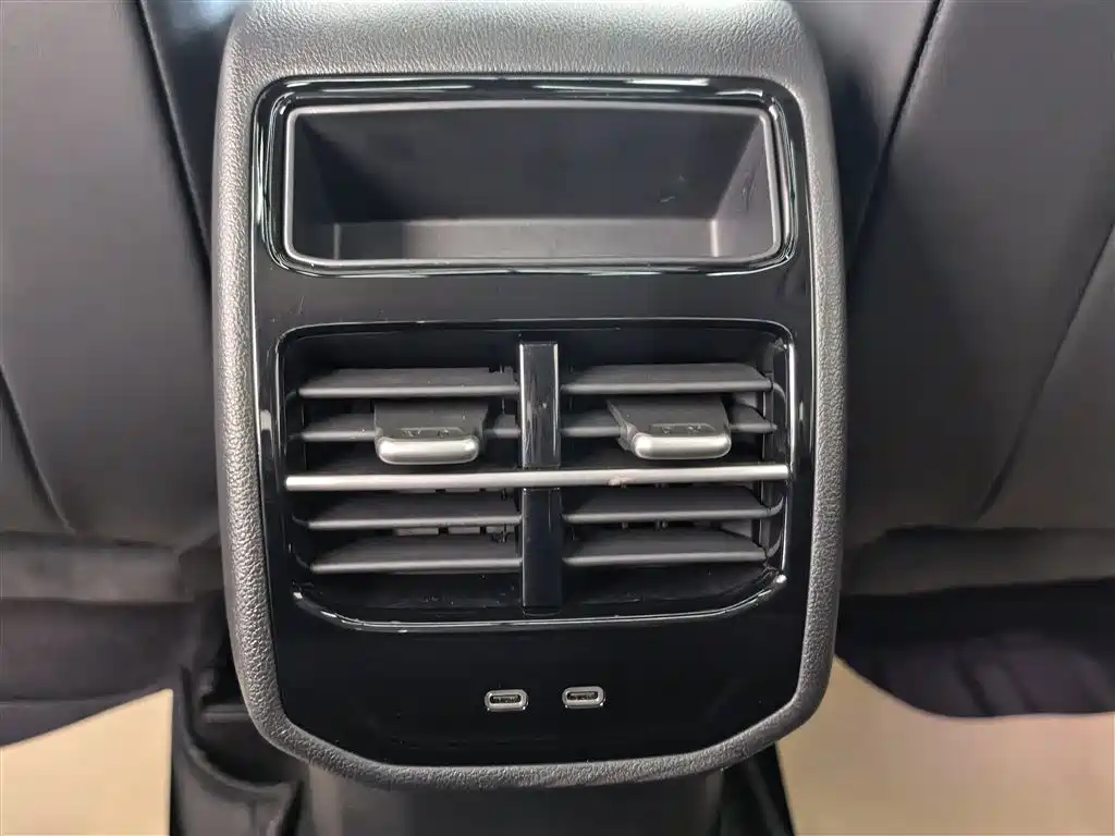 Volkswagen Magotan 2024 300TSI DSG Premium Edition (Eye-catching Package) фото 17