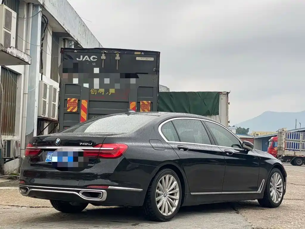 Photo 4 - BMW 7 Series