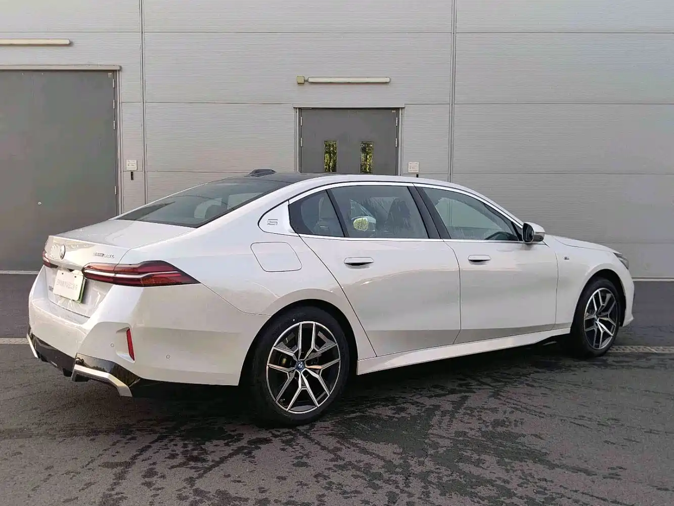 Photo 10 - BMW i5