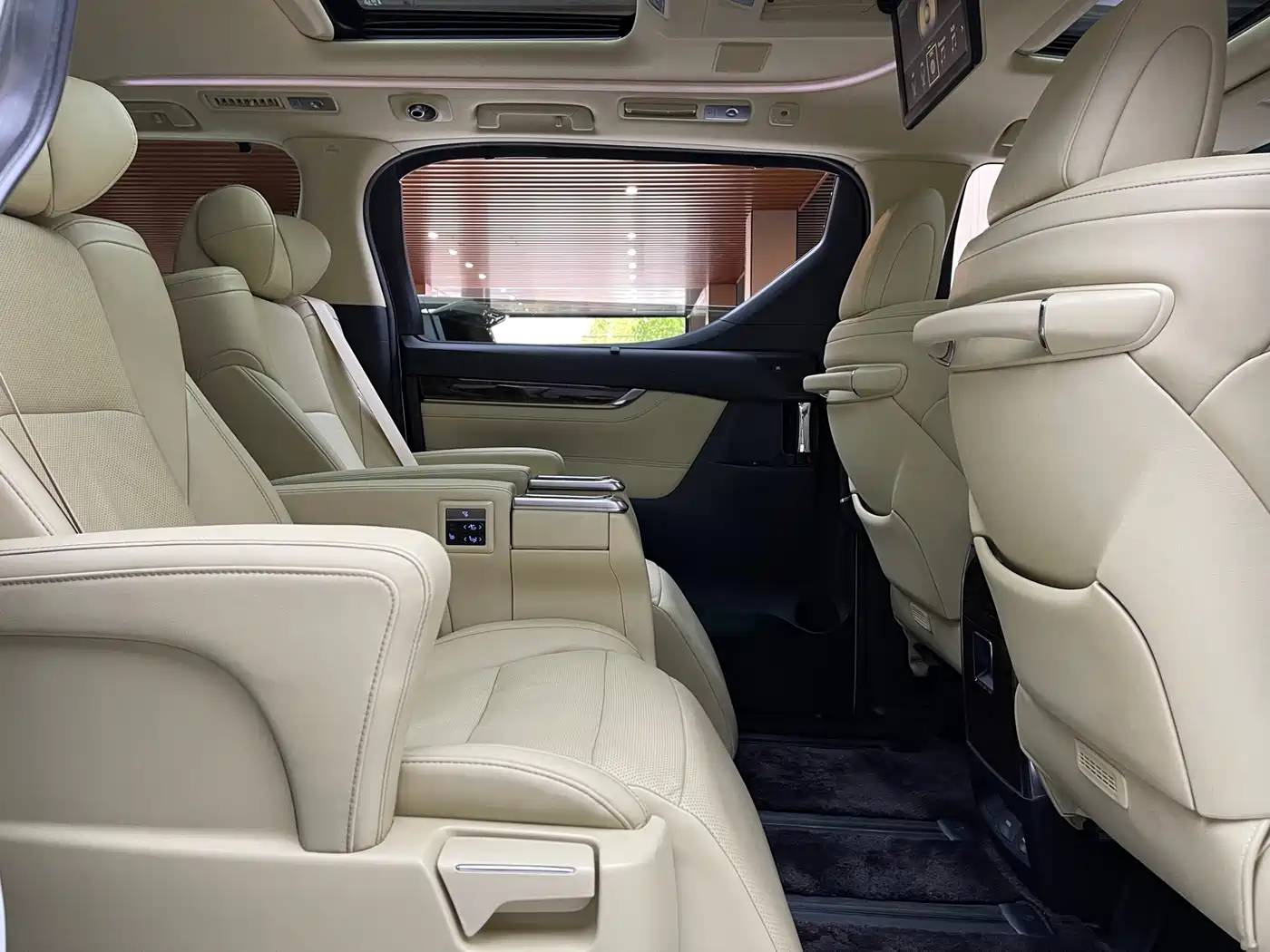 Toyota Alphard 2018 Facelift 3.5L Luxury Edition фото 10