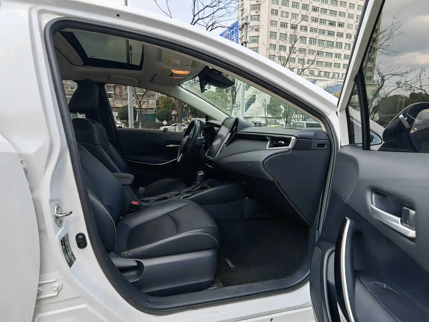 Toyota Corolla 2019 Hybrid 1.8L E-CVT Flagship Edition фото 5