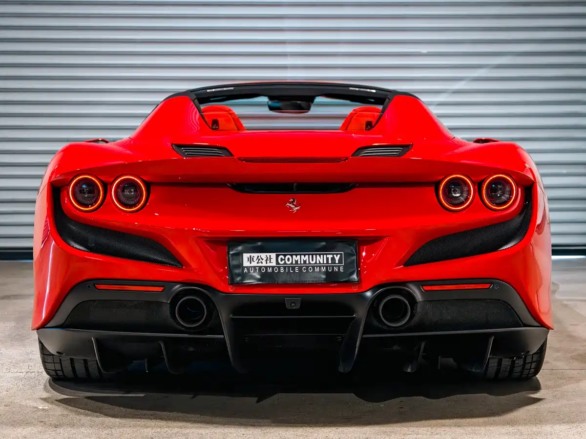 FERRARI F8