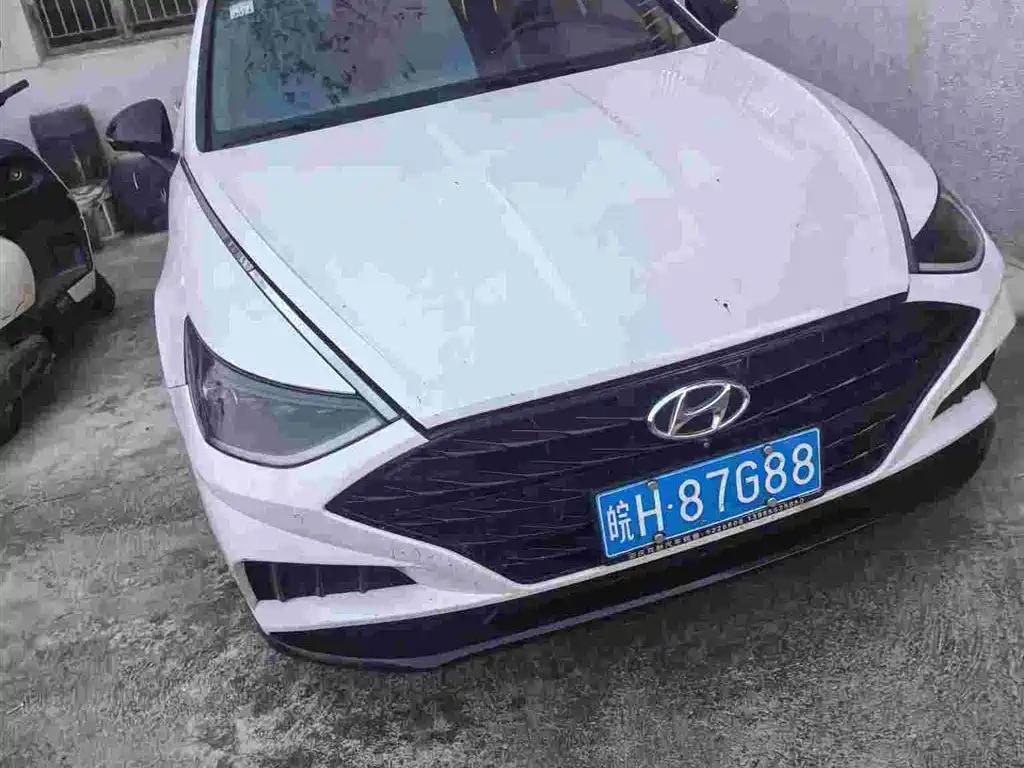 Photo 2 - Hyundai Sonata