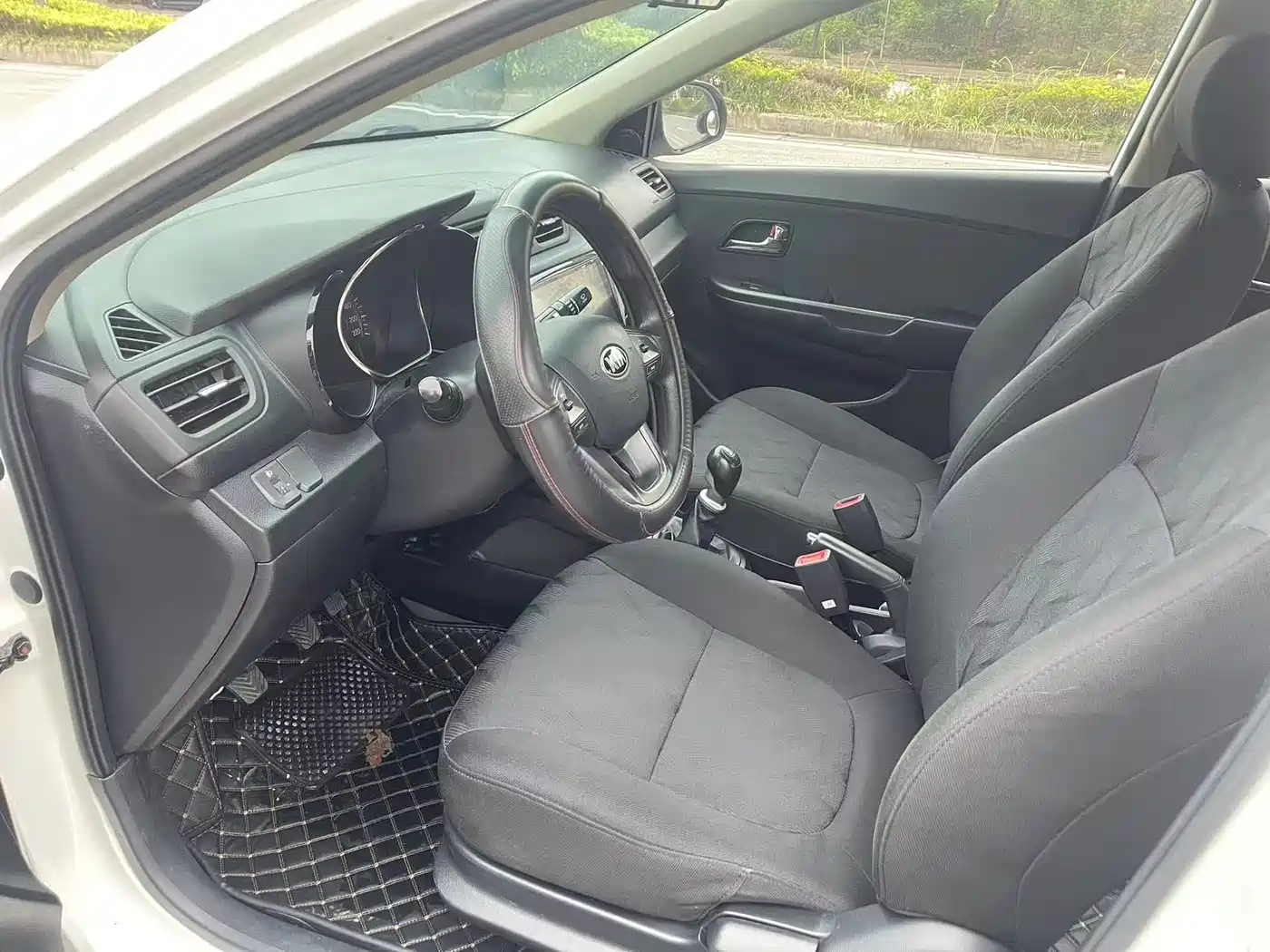 Kia K2 2012 Sedan 1.4L MT GL Commemorative Edition фото 7