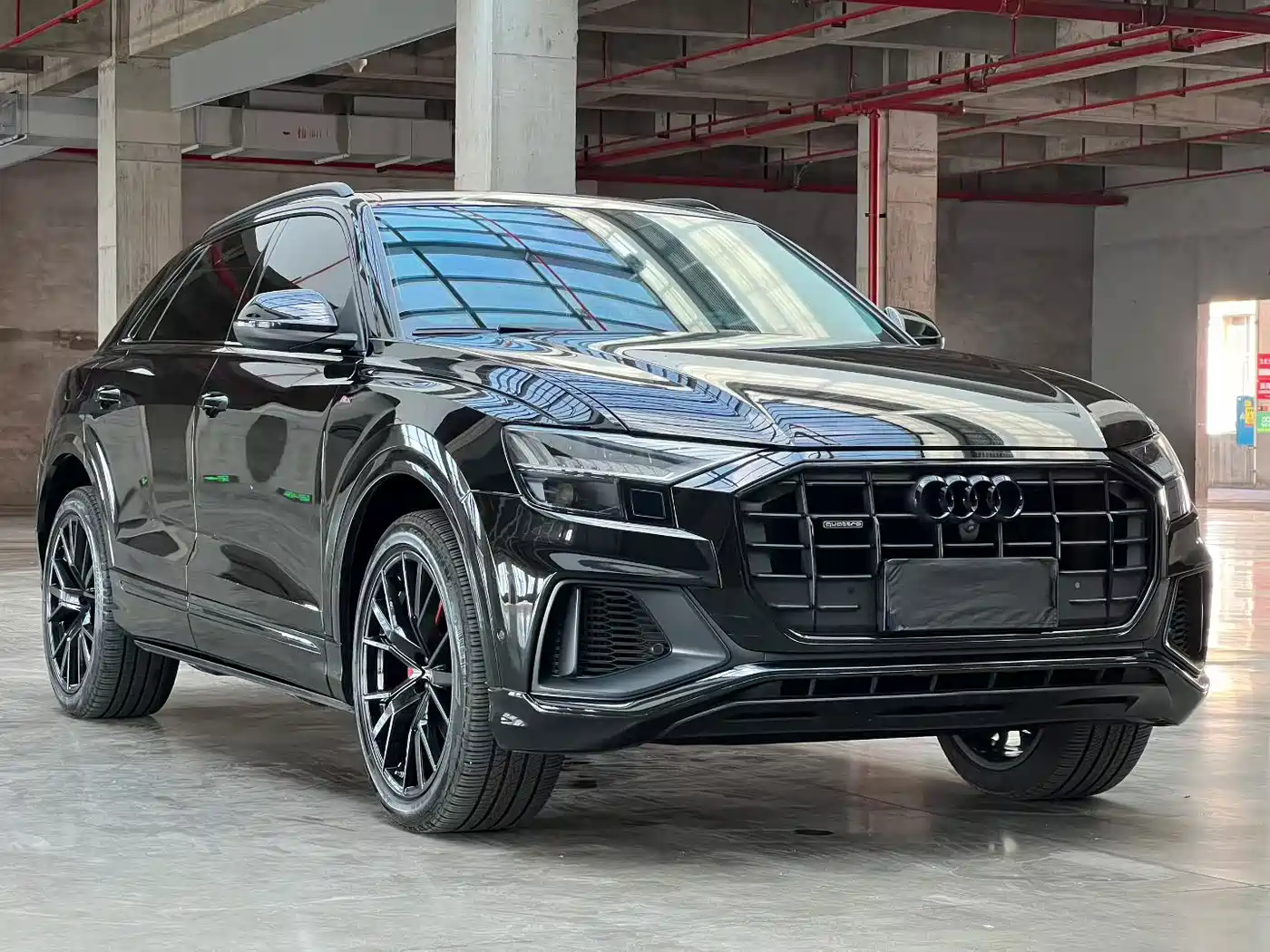 Фото 3 - Audi Q8
