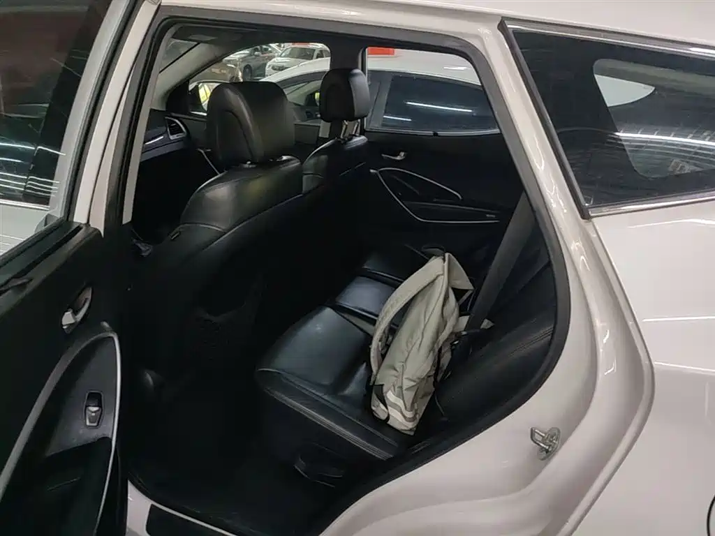 Hyundai Santa Fe 2015 2.4L Automatic 4WD Smart 5-seater фото 17