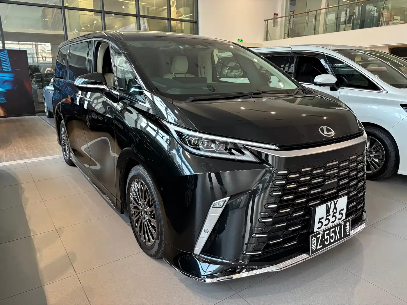 Lexus LM 2025 Model 500h Six-Seater Prestige Edition фото 3