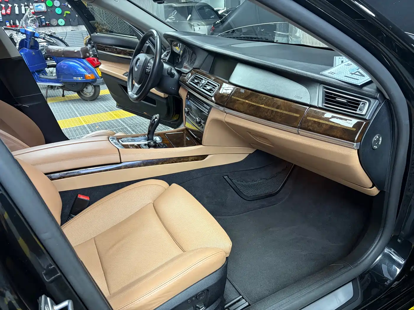 BMW 7 Series 2010 760Li фото 19