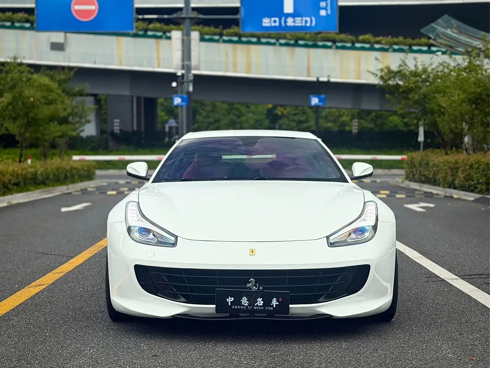 Photo 2 - Ferrari GTC4Lusso
