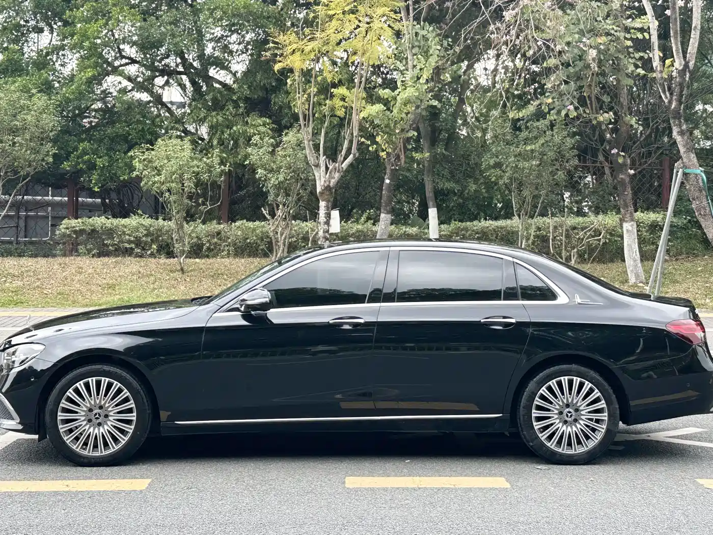 Mercedes-Benz E-Class 2022 E 300 L Fashion фото 4