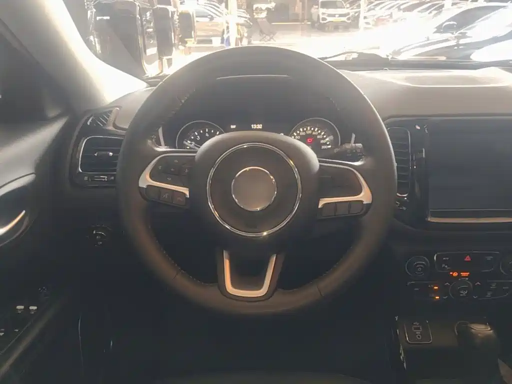 Фото 11 - Jeep Compass