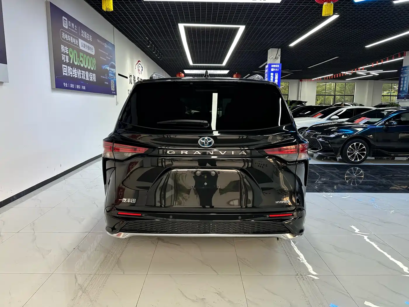 Toyota Granvia 2023 2.5L Hybrid Prestige PLUS Edition фото 8