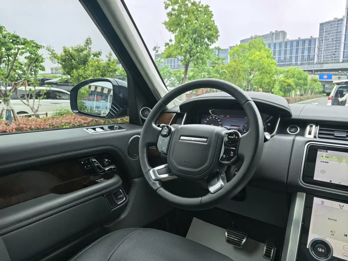 Land Rover Range Rover 2021 3.0 L6 Heritage Extended Classic Edition фото 15