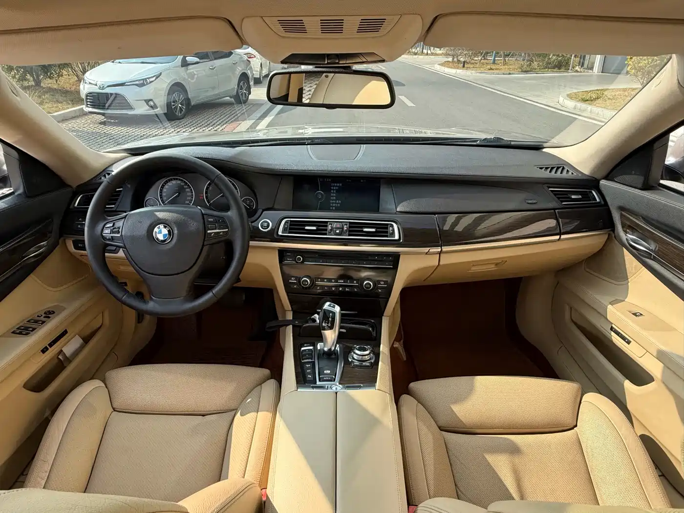 BMW 7 Series 2011 750Li xDrive фото 6