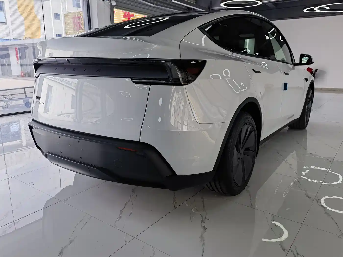 TESLA MODEL Y