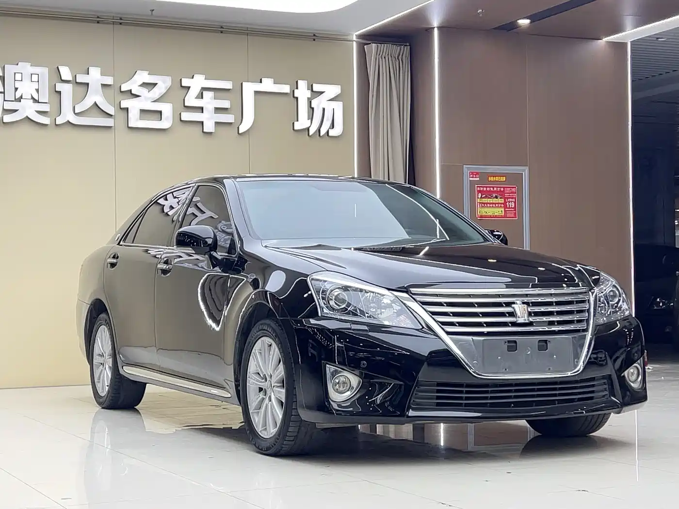 Toyota Crown 2012 2.5L Royal Saloon фото 3