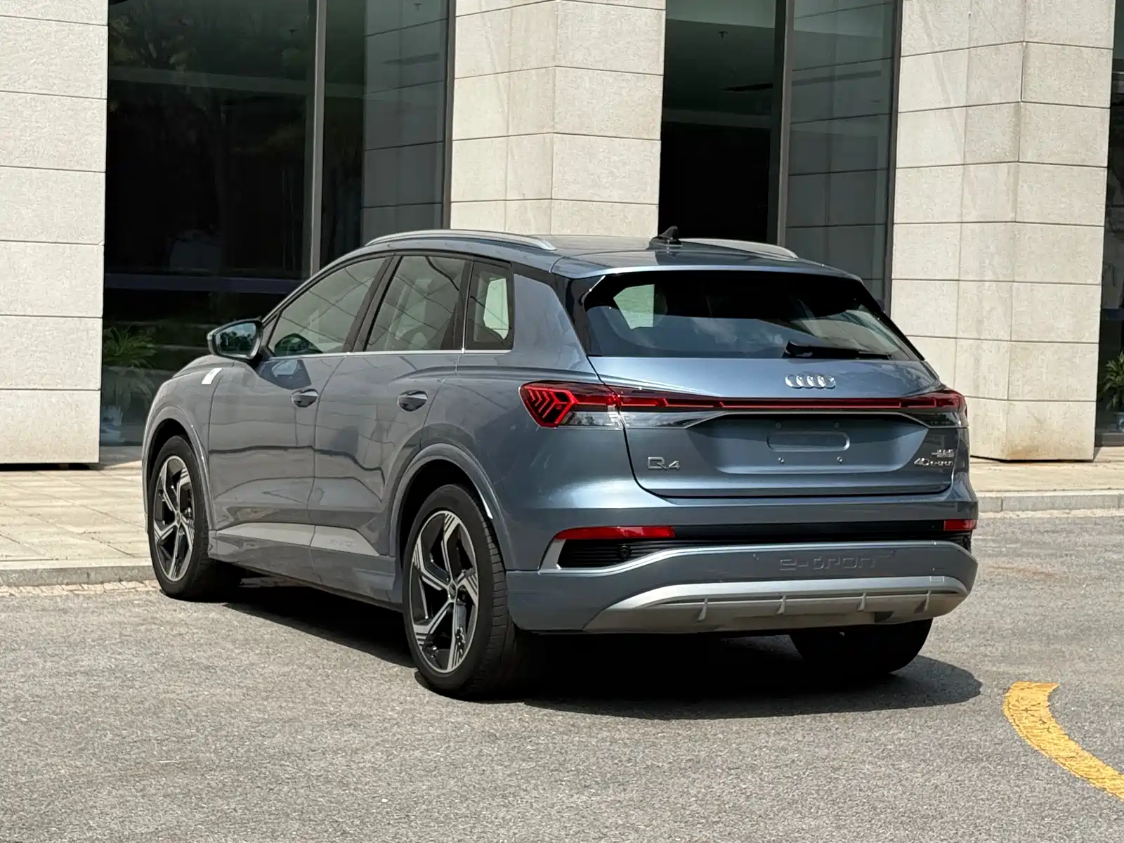 Photo 18 - Audi Q4 e-tron