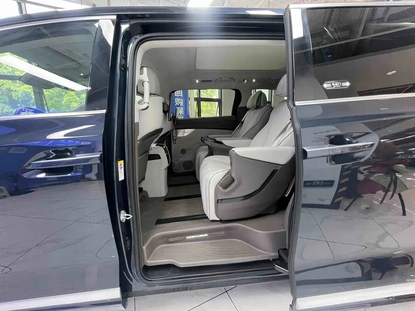 Denza D9 2023 2022 DM-i 970 AWD Flagship
