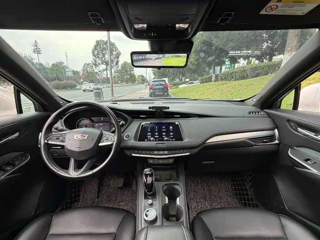 Photo 13 - Cadillac XT4