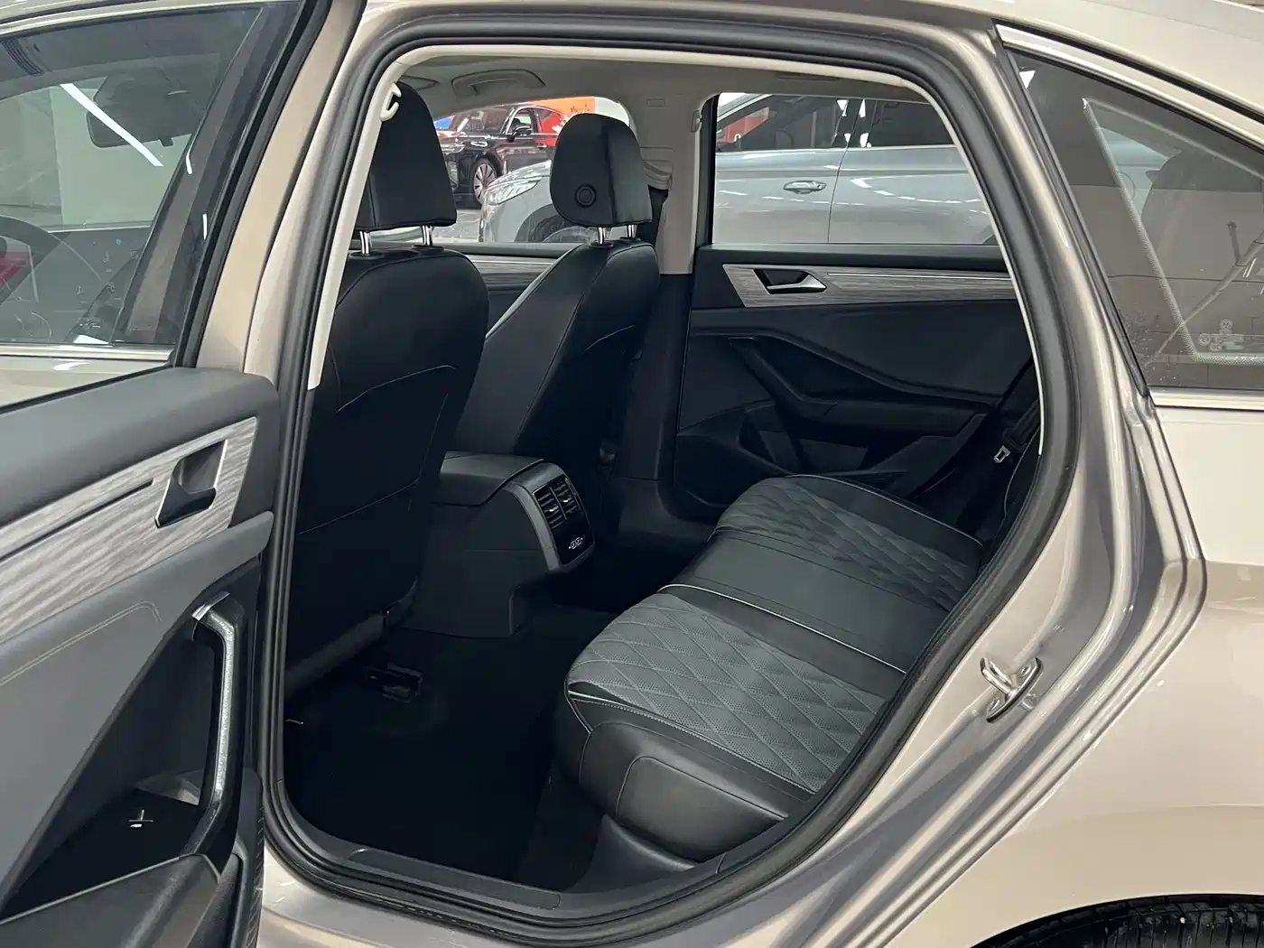 Volkswagen Sagitar 2023 300TSI DSG Surpassing Edition фото 13