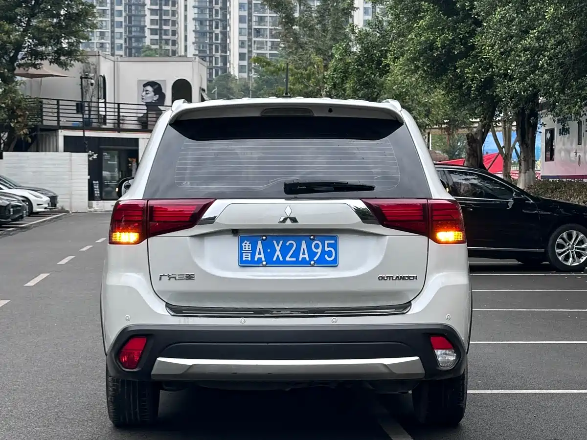 Mitsubishi Outlander 2018 2.4L 4WD Luxury Edition 7-seater фото 3