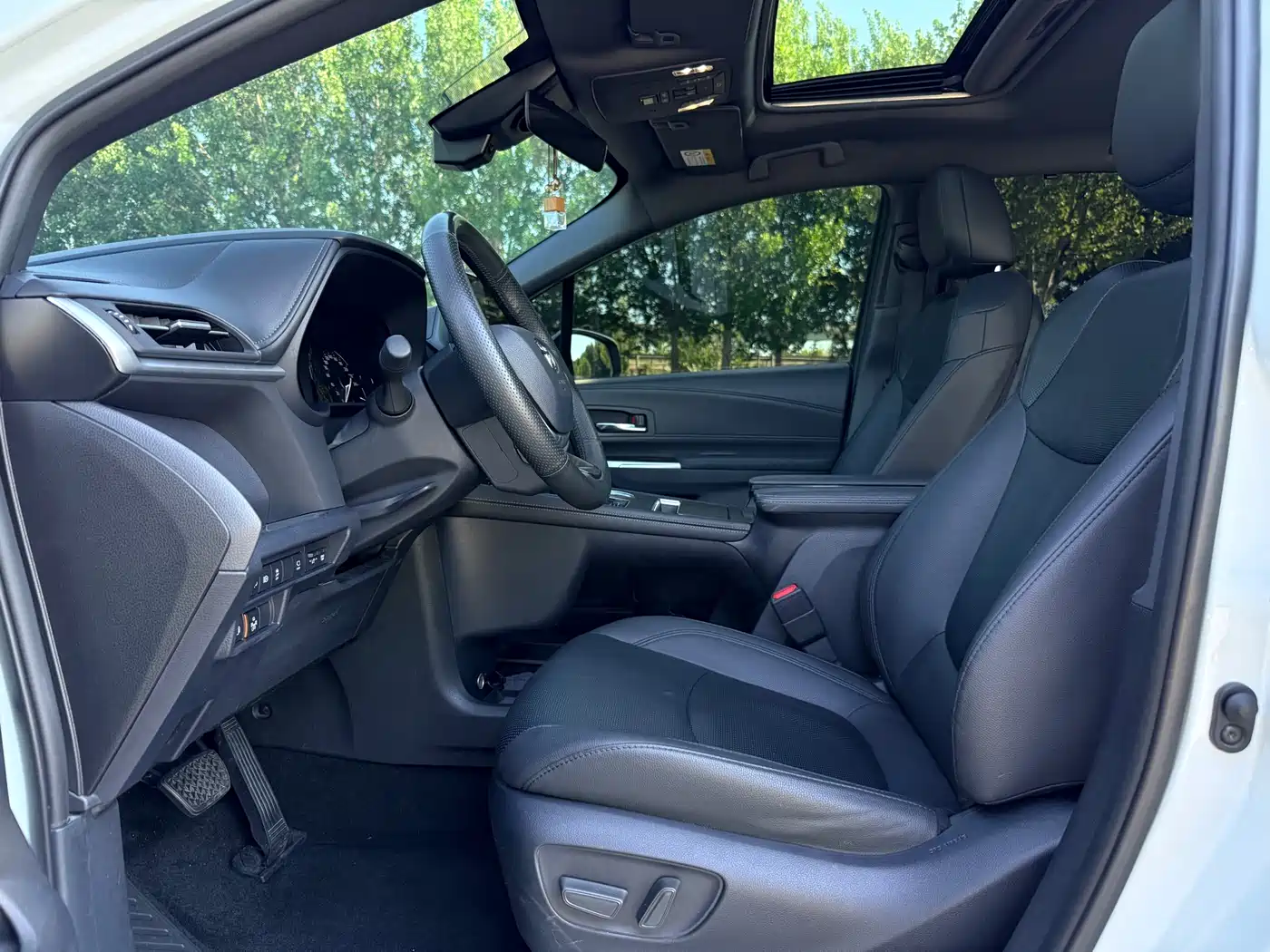 Toyota Granvia 2023 2.5L Hybrid VIP Edition фото 10