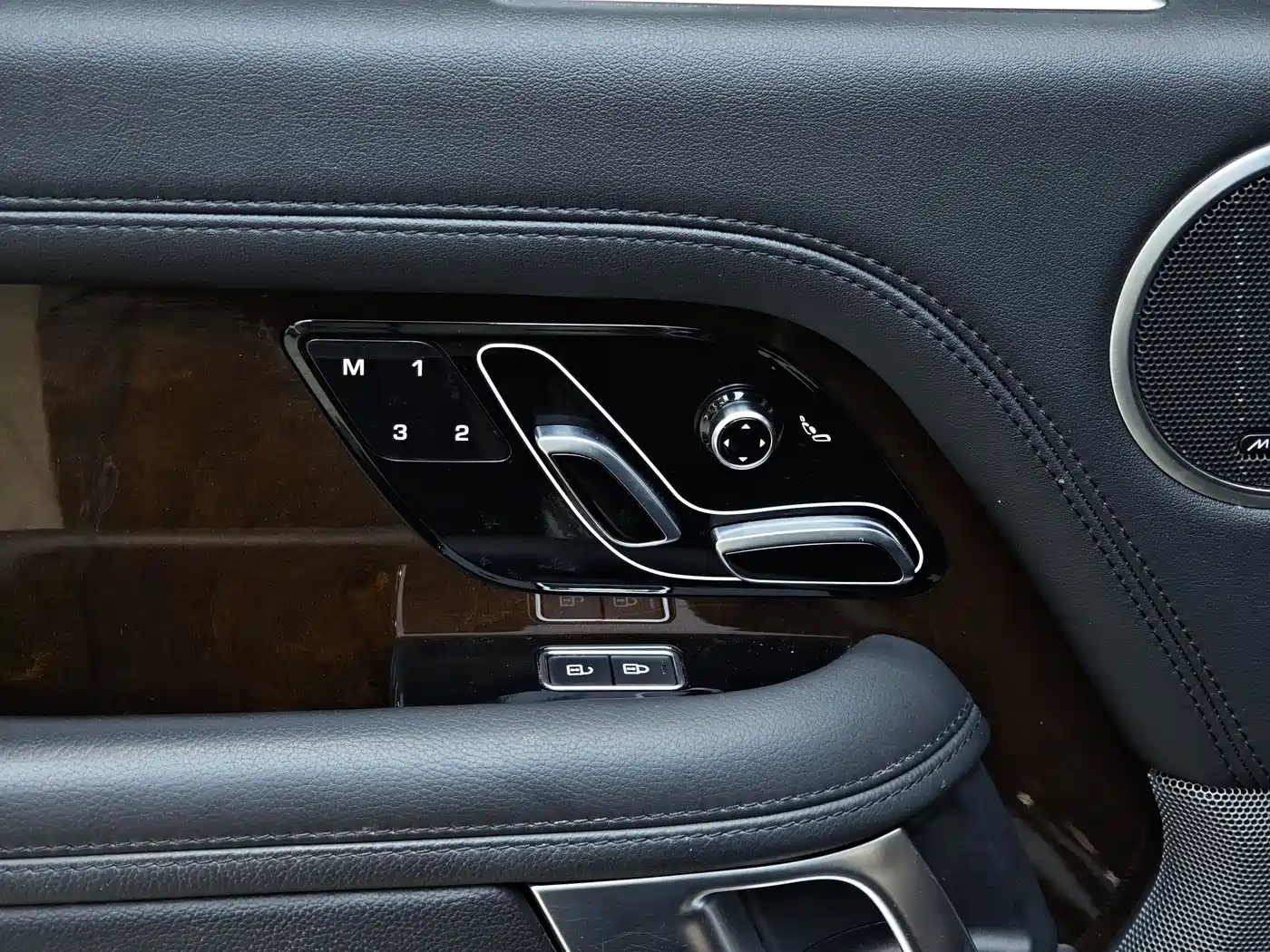 Land Rover Range Rover 2021 3.0 L6 Golden Age Edition фото 19