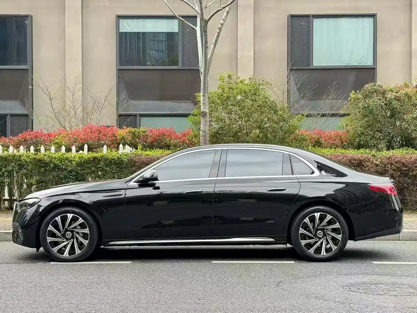 Mercedes-Benz E-Class 2025 E 300 L Luxury фото 2