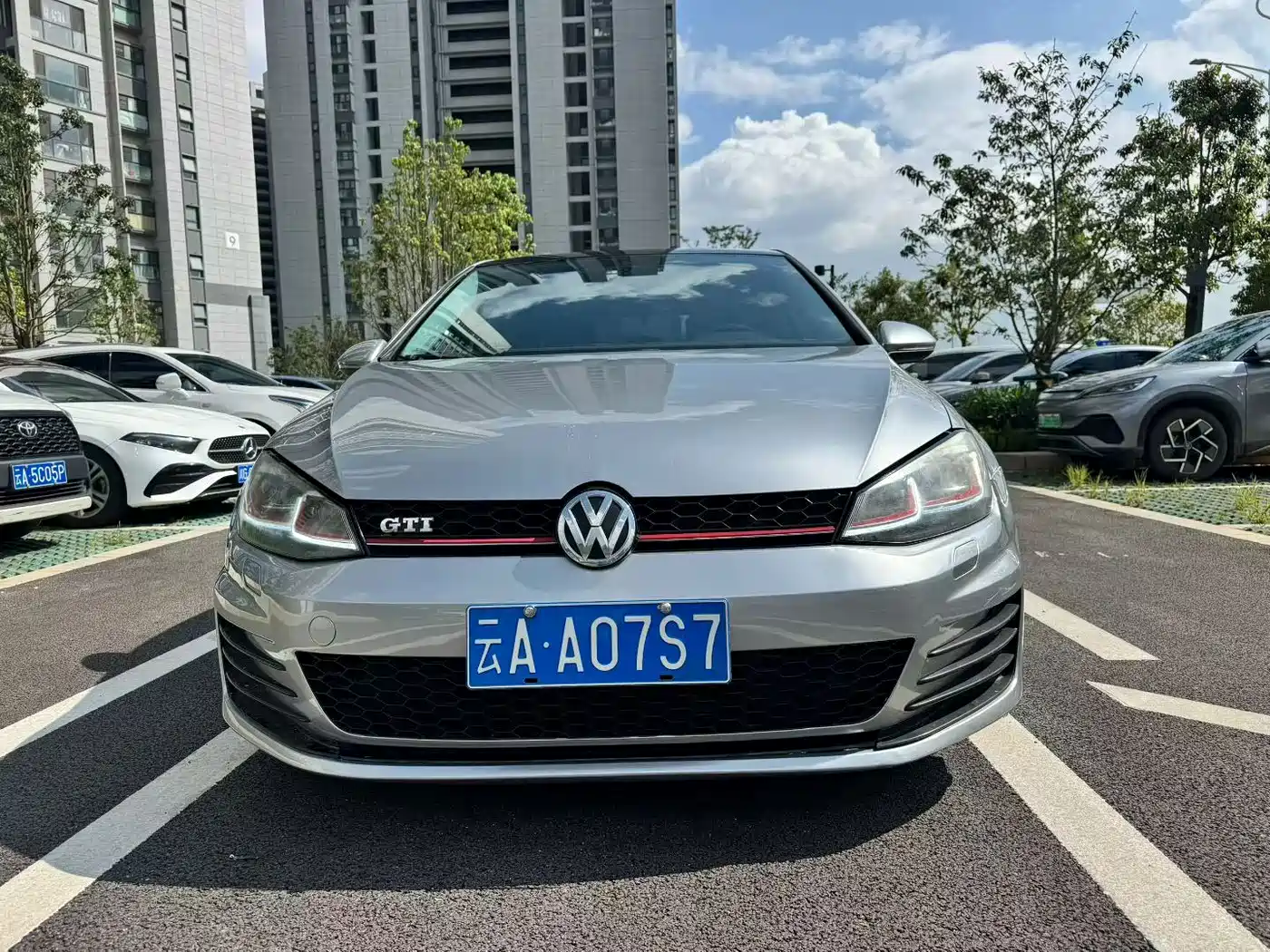 Photo 2 - Volkswagen Golf