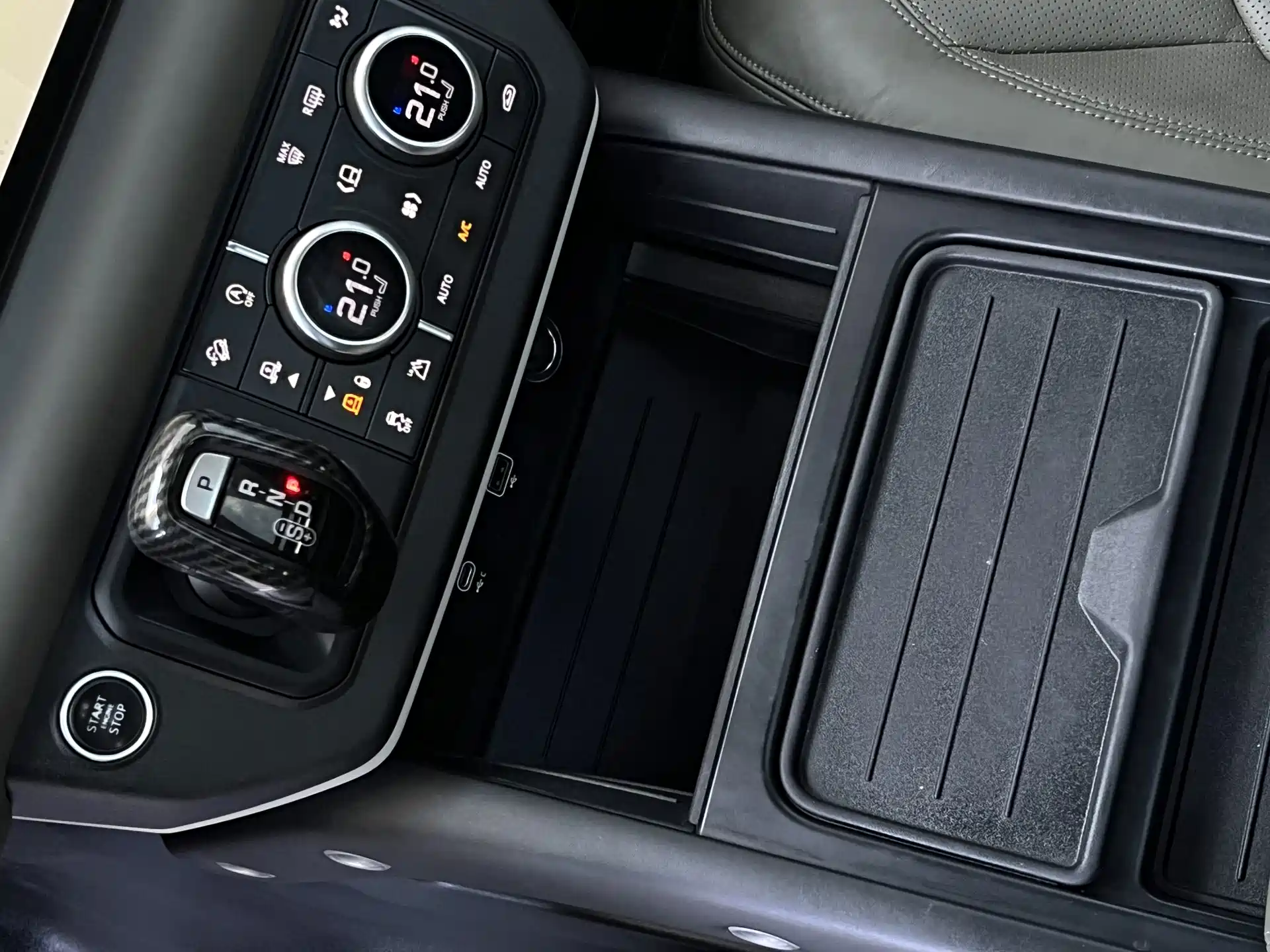 Photo 18 - Land Rover Defender