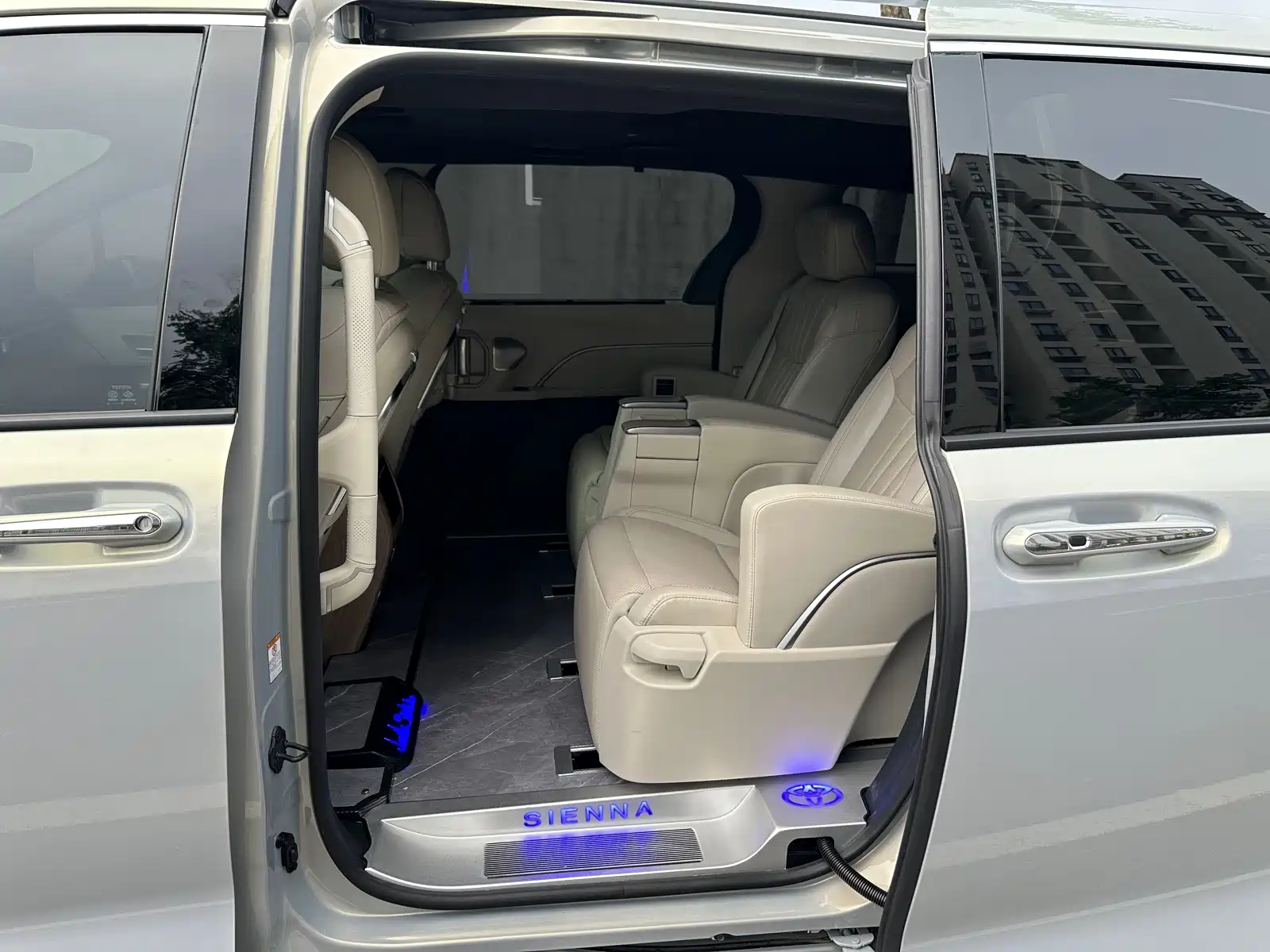صورة 17 - Toyota Sienna