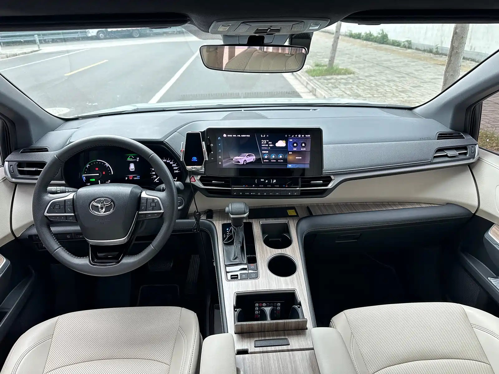 صورة 20 - Toyota Sienna