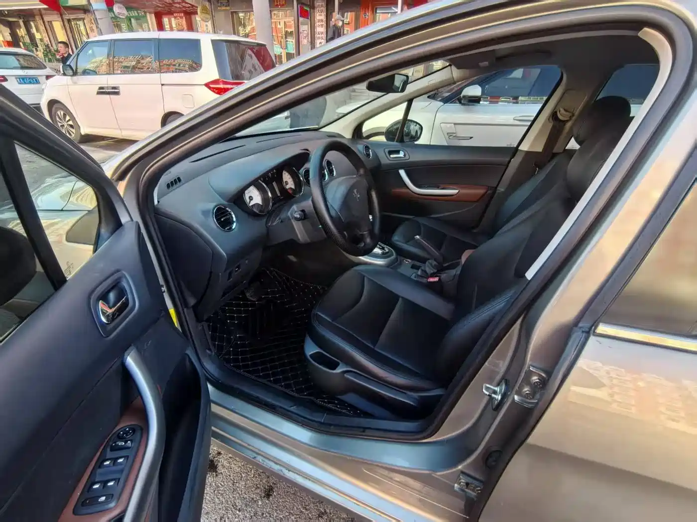 Peugeot 408 2011 2.0L Automatic Luxury Edition фото 8