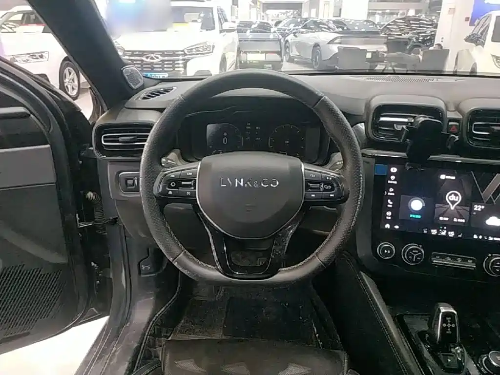Photo 11 - Lynk & Co 02