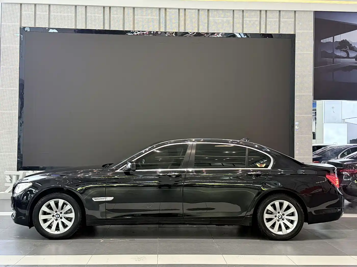 BMW 7 Series 2009 Model 740Li Leading Edition фото 4