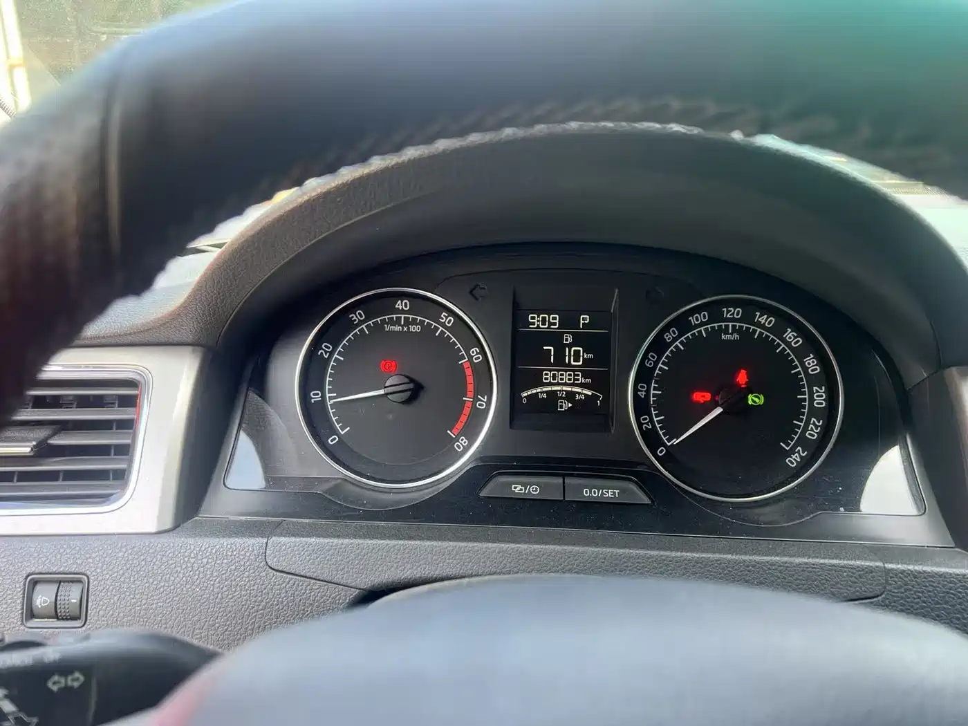 Škoda Skoda Rapid Spaceback 2014 1.6L Automatic Joy Edition фото 8