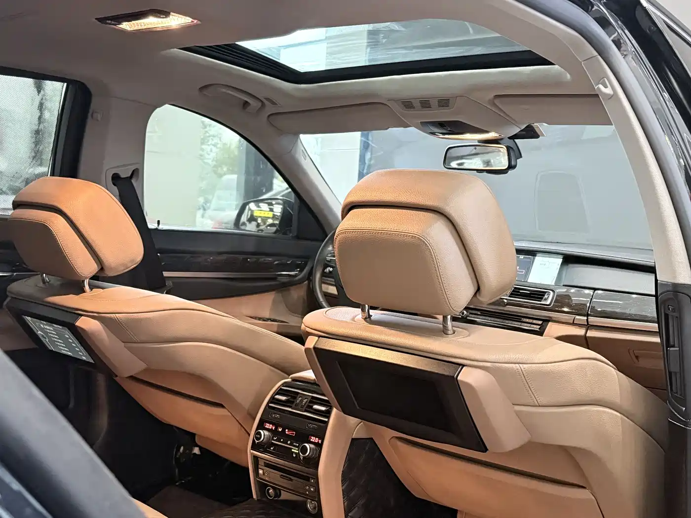 BMW 7 Series 2009 Model 740Li Leading Edition фото 21