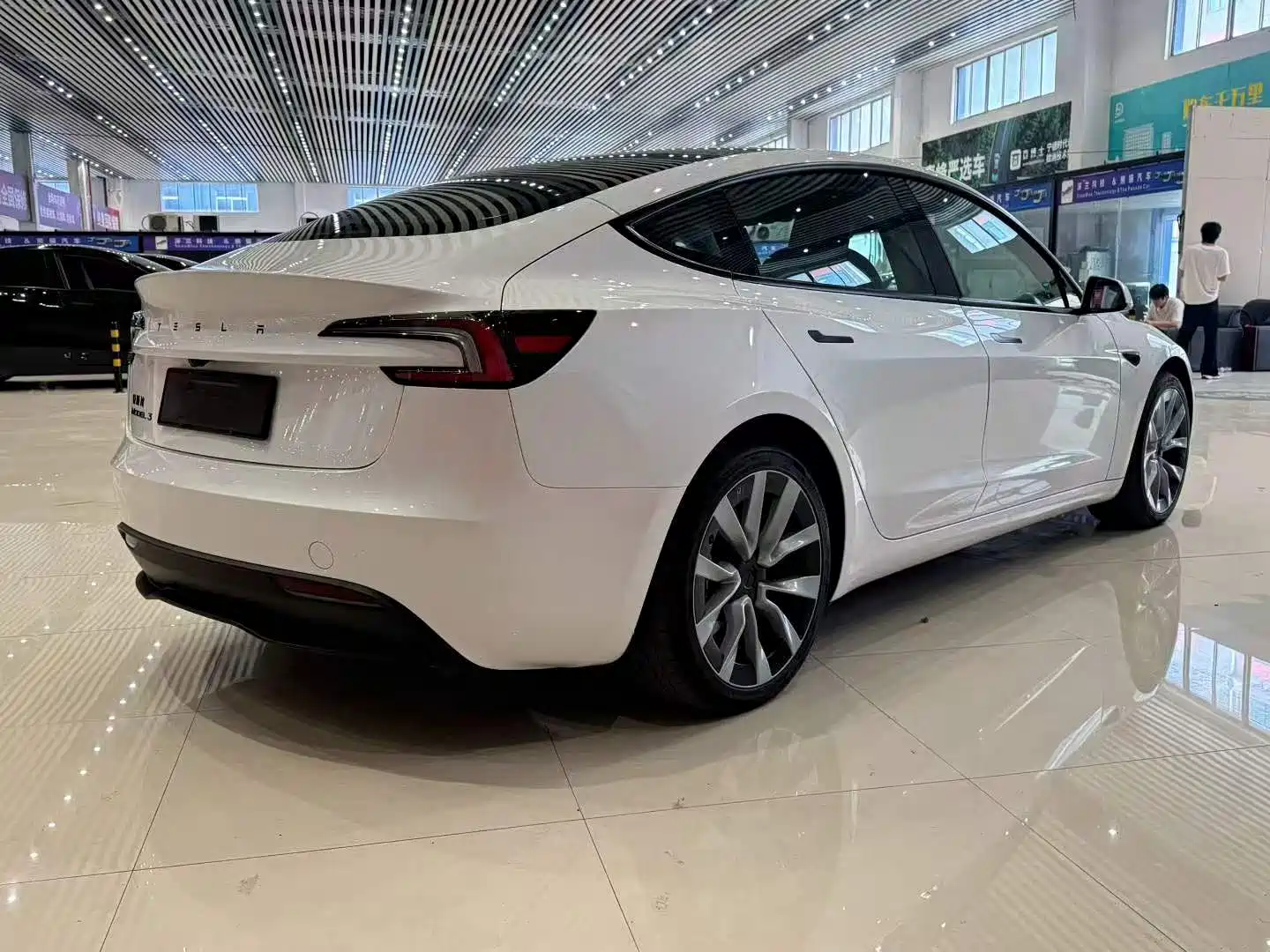 Фото 4 - Tesla Model 3