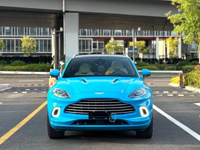 ASTON MARTIN DBX