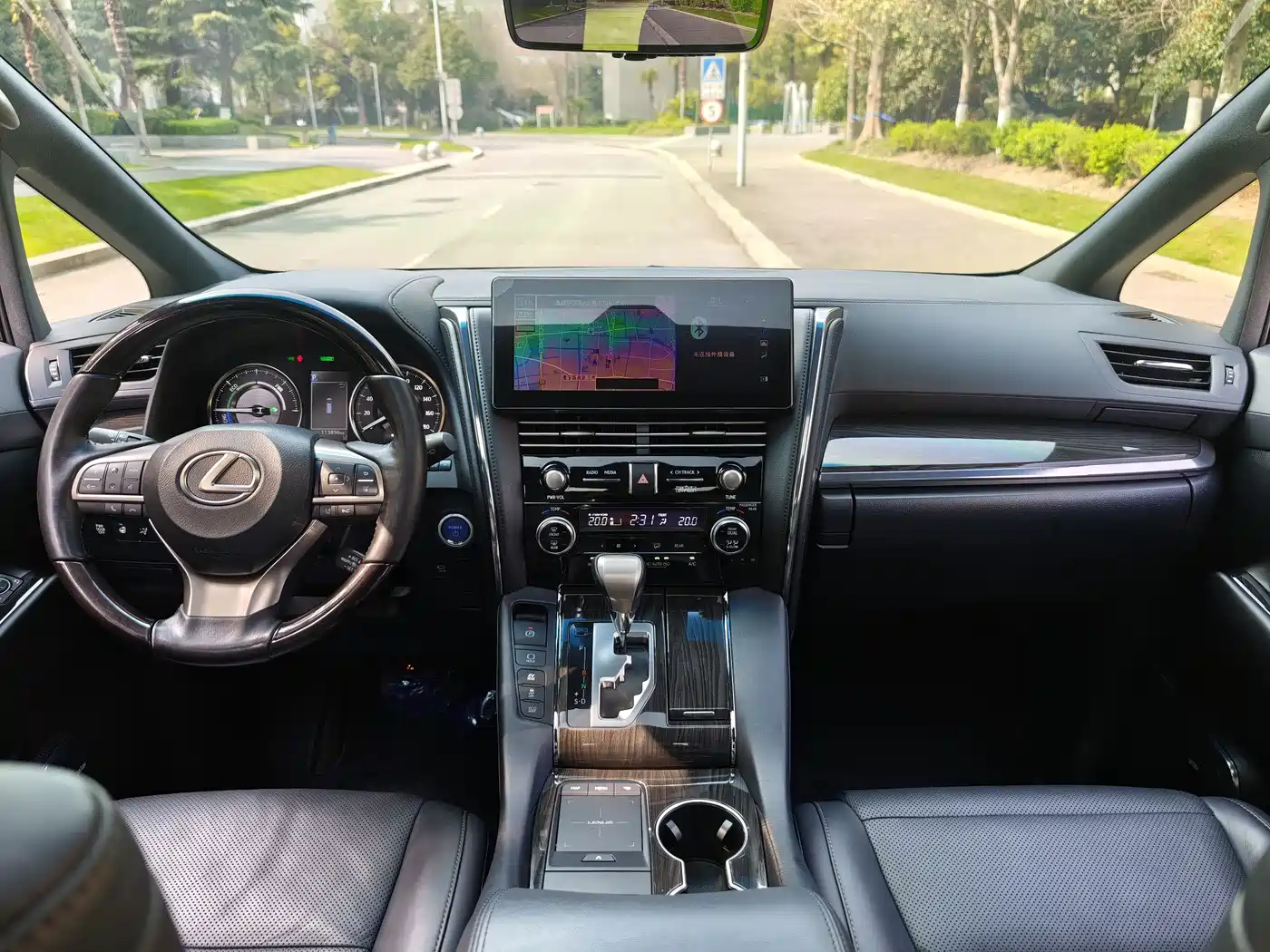 Lexus LM 2020 300h Seven-Seater Elegance Edition фото 18