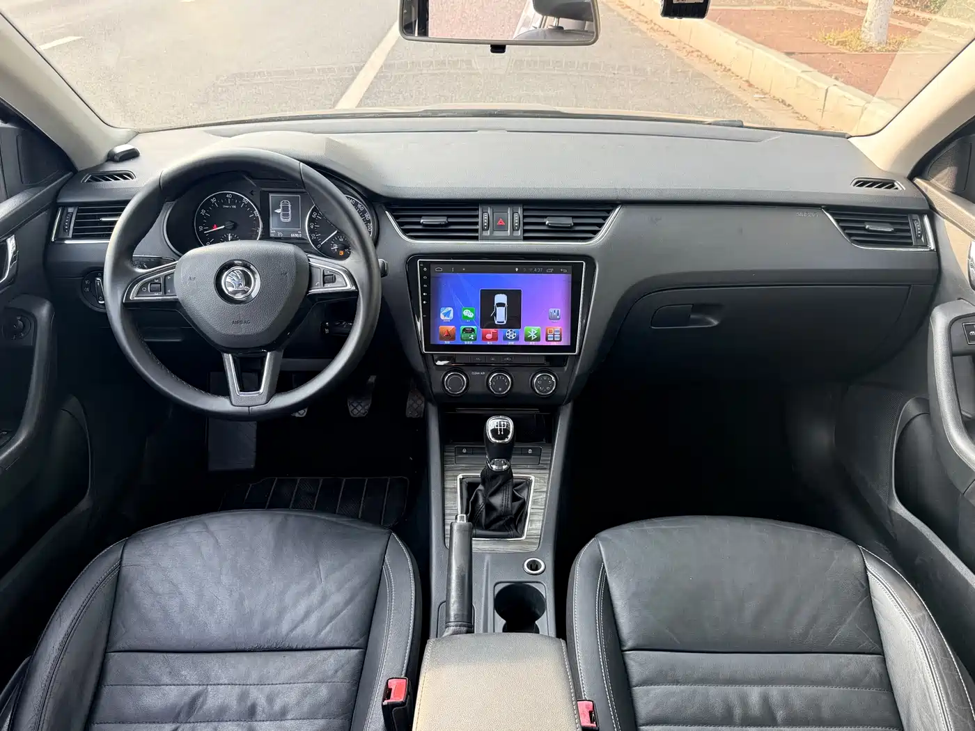 Škoda Octavia 2017 1.6L Manual Smart Edition фото 12