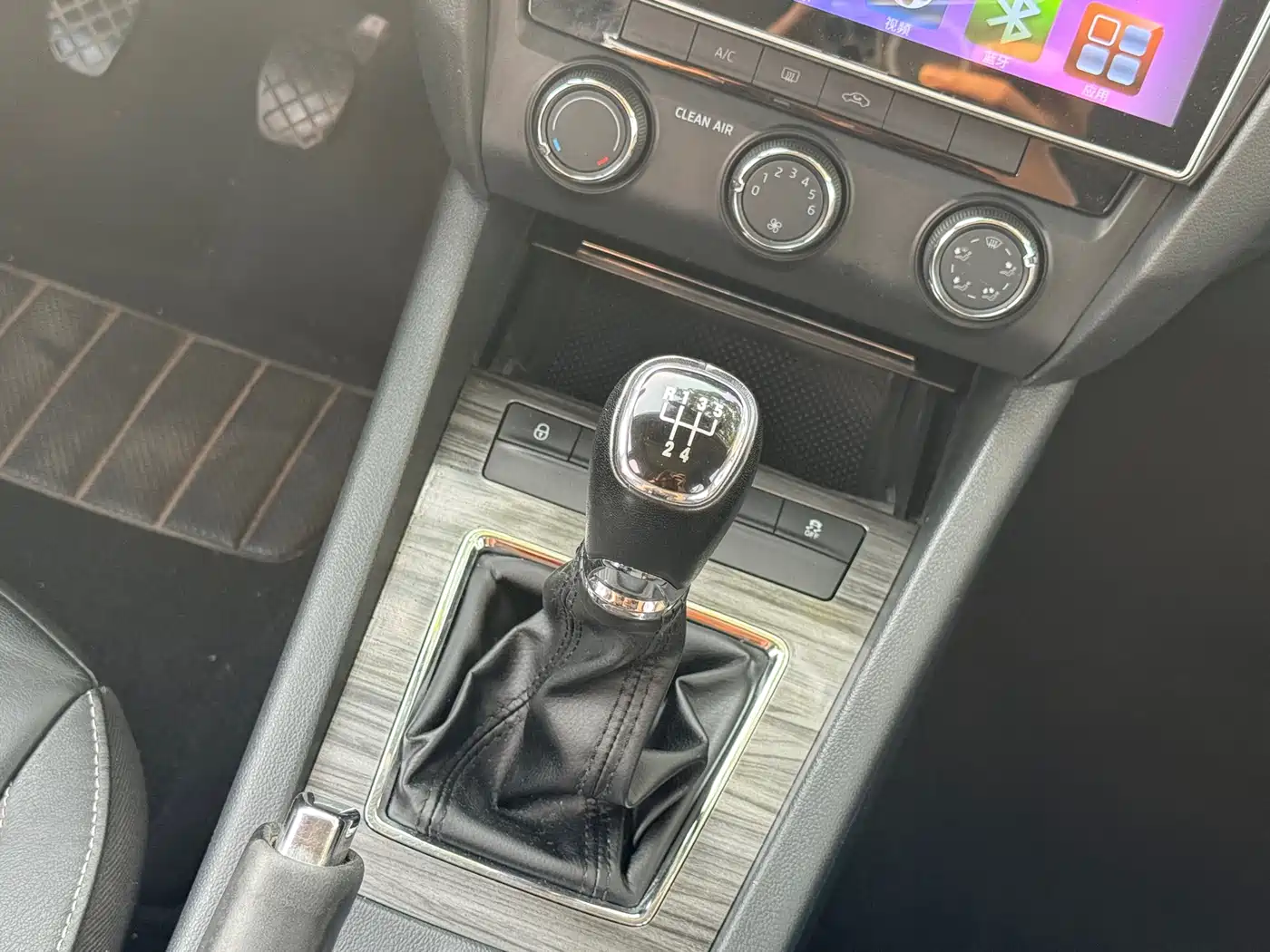 Škoda Octavia 2017 1.6L Manual Smart Edition фото 11