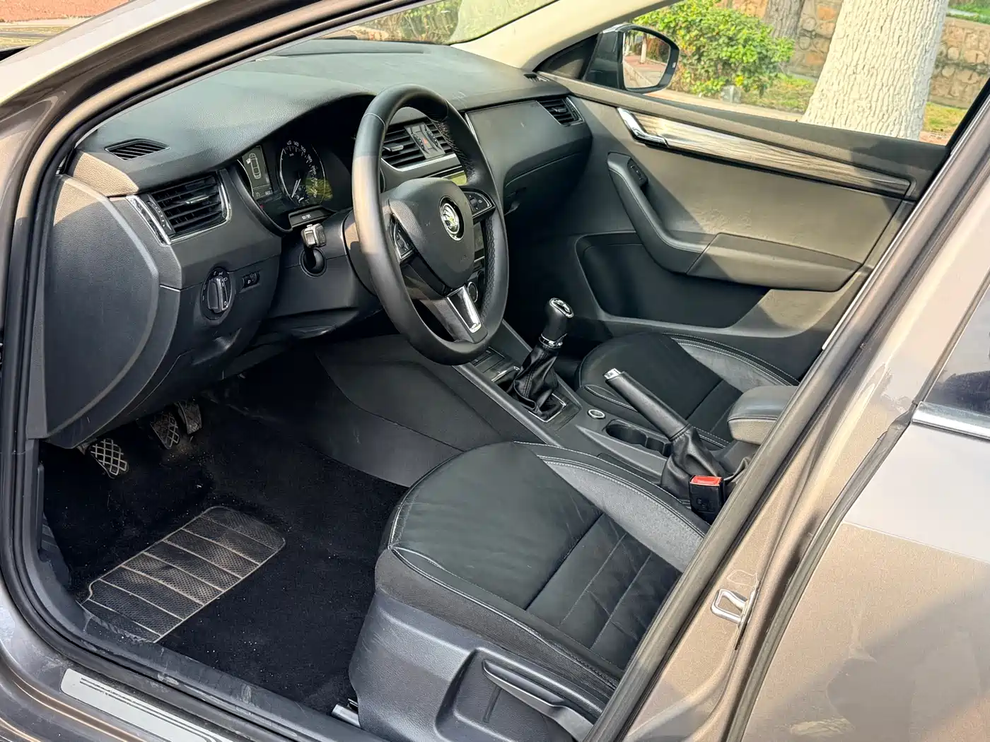 Škoda Octavia 2017 1.6L Manual Smart Edition фото 13