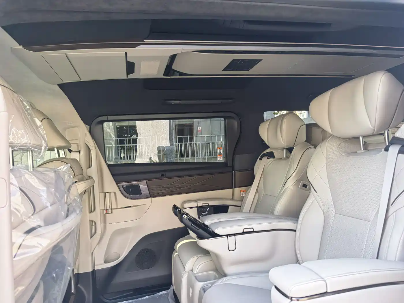 Toyota Alphard 2025 Hybrid 2.5L Ultimate Gold Edition фото 17