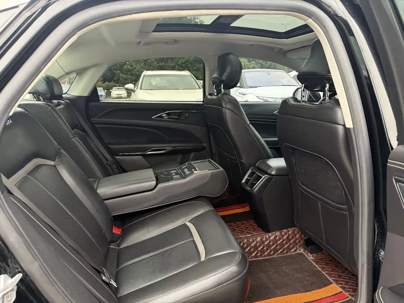 Photo 9 - Ford Taurus