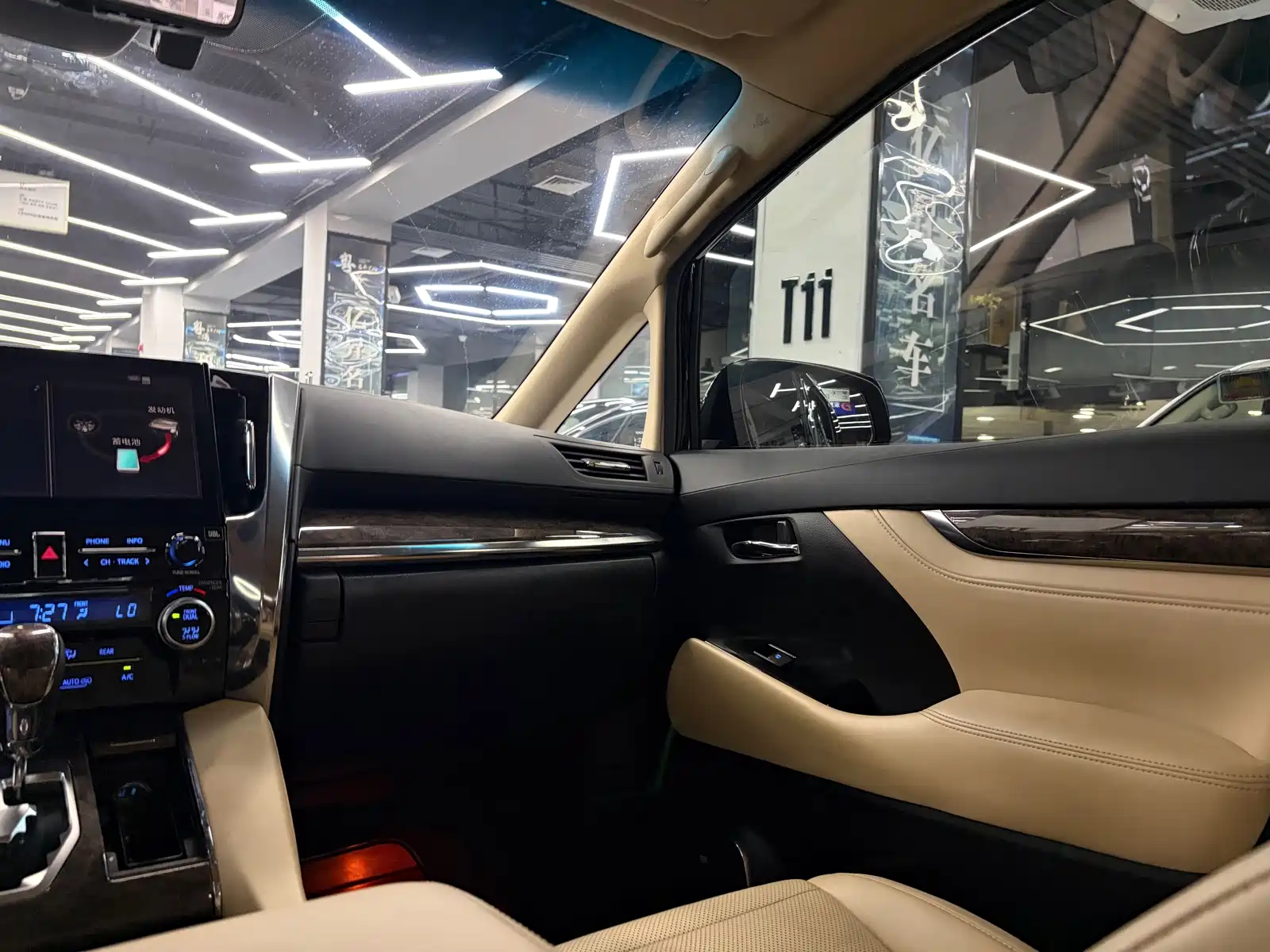 Фото 9 - Toyota Vellfire