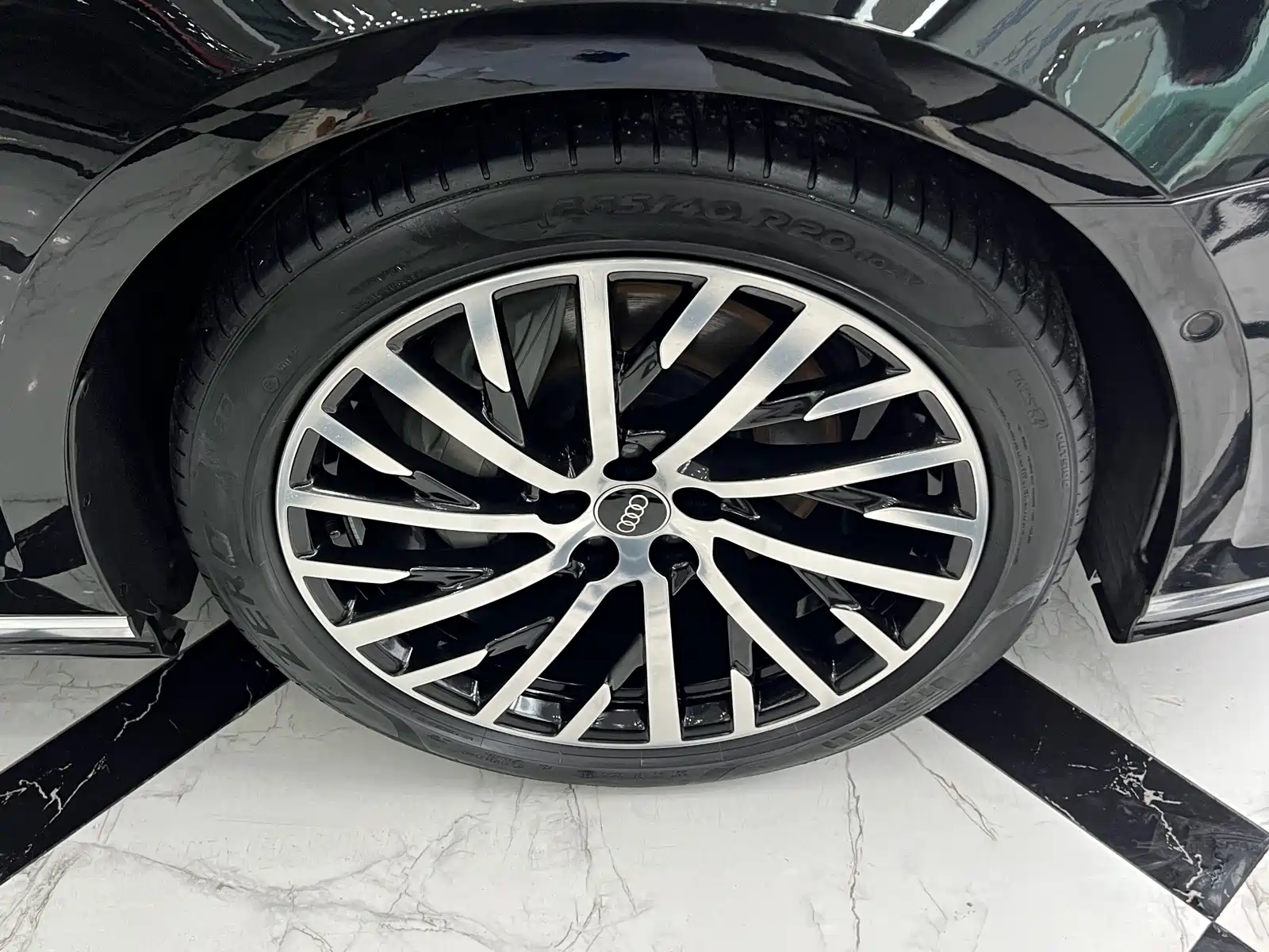 Фото 16 - Audi A8