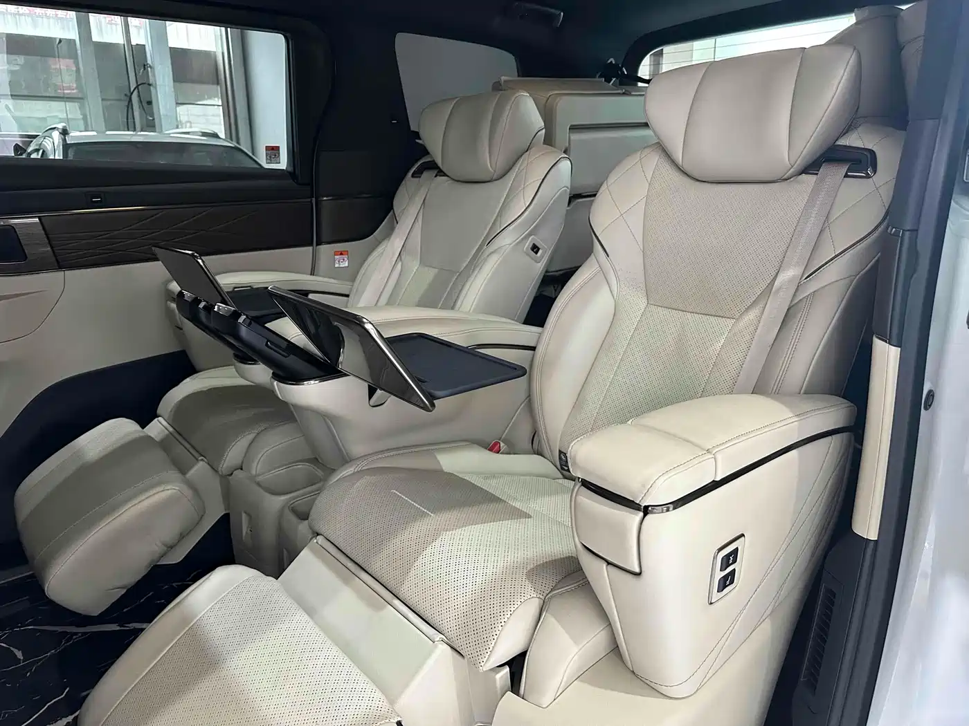 Toyota Vellfire 2024 Crown Hybrid 2.5L Executive Premium Edition фото 13