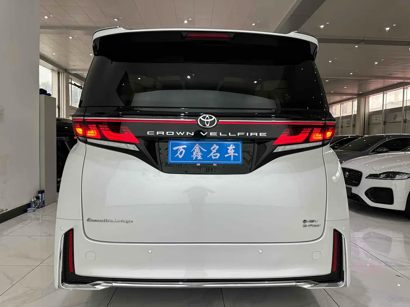 Toyota Vellfire 2024 Crown Hybrid 2.5L Executive Premium Edition фото 21